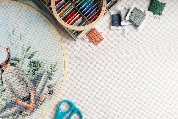 Osoba haftująca detal obrazu